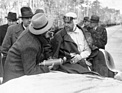 Bild: Reporter im Gespräch mit Rudolf Caracciola, Alfred Neubauer (links) - Rekordfahrten auf der Reichsautobahn bei Frankfurt am Main (1936)
