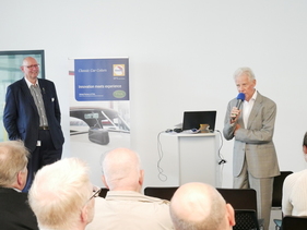 Reproduktion der Opel Bitter CD-Farben - Erich Bitter hält eine Rede Reproduktion der Opel Bitter CD-Farben - Erich Bitter hält eine Rede