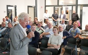 Reproduktion der Opel Bitter CD-Farben - Erich Bitter hält eine Rede Reproduktion der Opel Bitter CD-Farben - Erich Bitter hält eine Rede