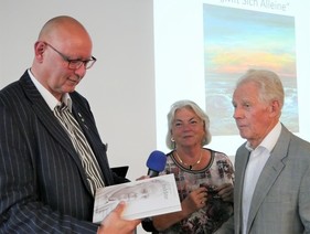 Reproduktion der Opel Bitter CD-Farben - Redner mit einem Buch von Erich Bitter Reproduktion der Opel Bitter CD-Farben - Redner mit einem Buch von Erich Bitter
