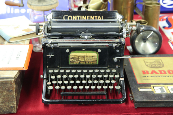 Requisiten - eine alte Schreibmaschine - Techno Classica Essen 2018