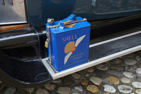 Reservekanister auf dem Trittbrett eines Alvis - Swiss Classic British Car Meeting Morges 2019