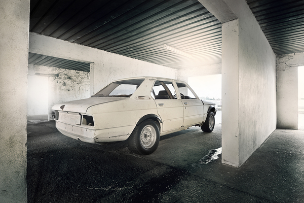 Bild: Restauration eines BMW 530 MLE (1976) - Abgeblätteter Lack, fehlende Rücklichter, keine Scheiben... Komfort und designtechnische Finesse sehen anders aus...