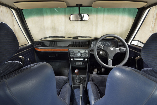 Bild: Restauration eines BMW 530 MLE (1976) - Auch der Innenraum wurde durch die Restauration wieder bewohn- und benutzbar gemacht