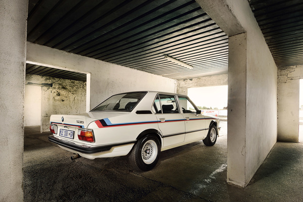 Bild: Restauration eines BMW 530 MLE (1976) - Neue Rücklichter, neue Lackierung, neue Scheiben. Die Restaurierung macht den einstigen Glanz wieder spürbar