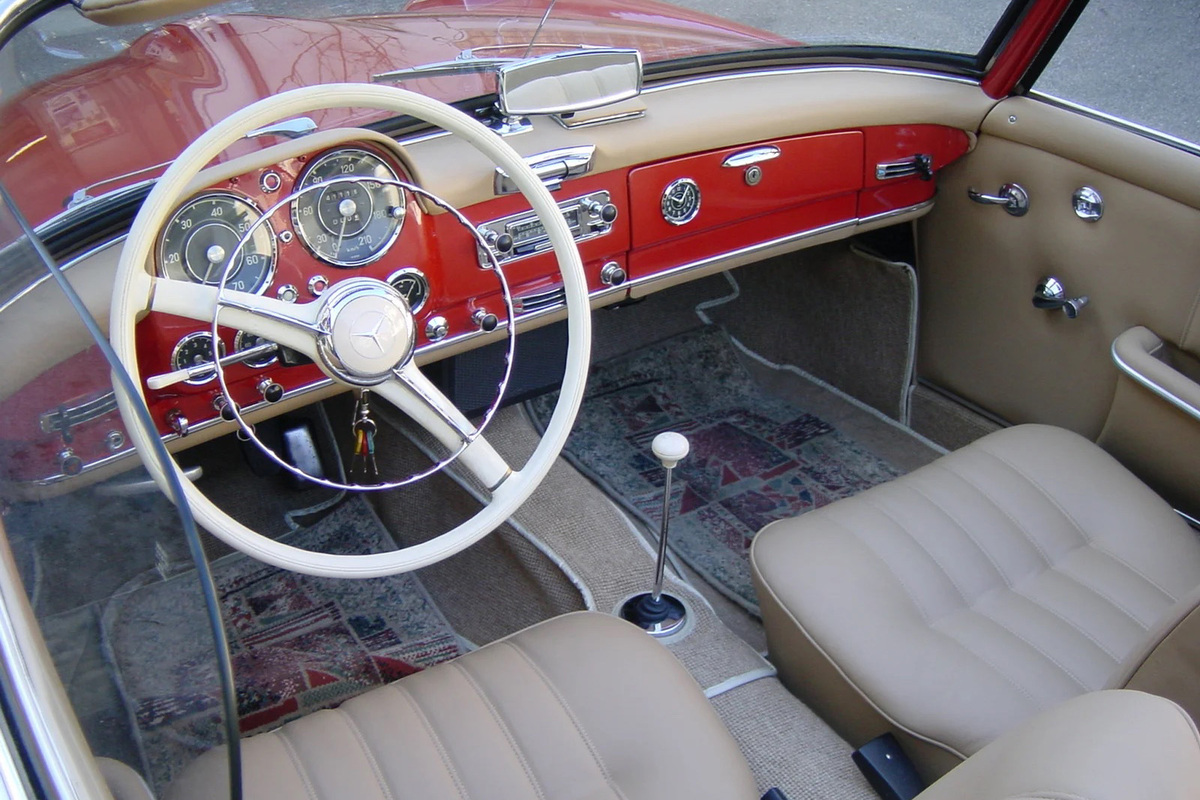 Restauriertes Interieur eines Mercedes-Benz 190 SL