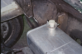 Restaurierung des TVR Grantura Mk IIA (1960) - 2010 - Der alte Benzintank im Heck