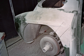 Restaurierung des TVR Grantura Mk IIA (1960) - 2010 - Erste Polyesterarbeiten an der Karosserie werden durchgeführt
