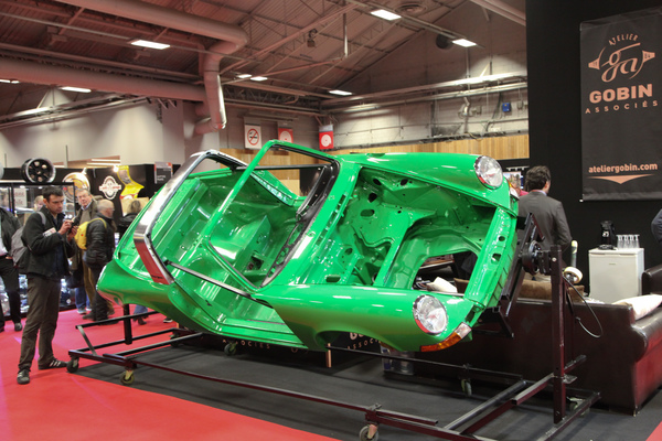 Restaurierungskünste werden an diesem Porsche 911 Targa demonstriert - Rétromobile Paris 2017