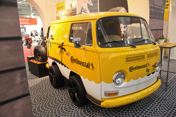 Restomod? Nein, eher ein interessantes Umfeld für moderne Felgen - Genfer Autosalon 2017