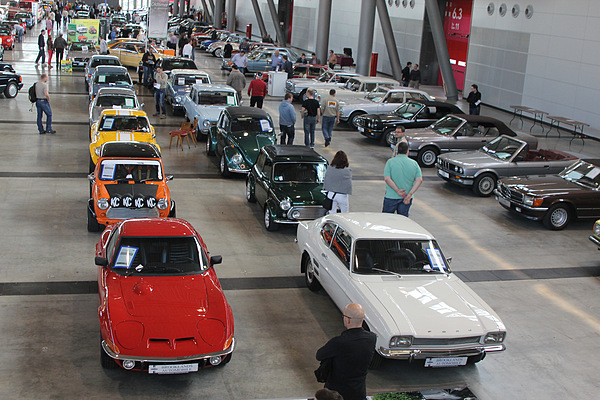 Retro Classics Stuttgart 2012  - Impressionen - Oldtimer und Youngtimer stehen in Reih und Glied und warten auf Käufer in der Halle 6