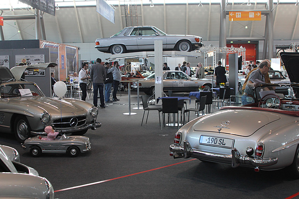Retro Classics Stuttgart - Impressionen - alles so schön silbern, ob als Kleinstauto oder auf der Hebebühne - Clubstand von Mercedes