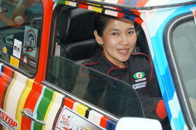 Retro-Racing in Thailand: Mini Cooper Serie - Petch Hongthong, eine junge Rennfahrerin aus Hua Hin (TH)