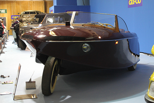 Rétromobile Paris 2012 - Impressionen - Ausstellung von Amphibienfahrzeugen