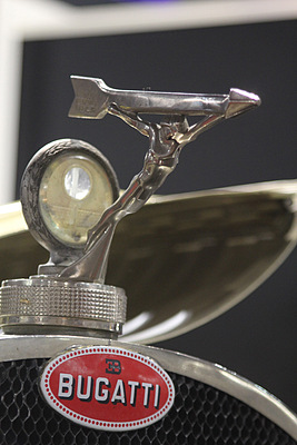 Rétromobile Paris 2012 - Impressionen - Kühlerfigur auf einem Bugatti