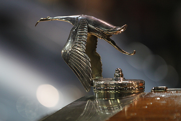 Rétromobile Paris 2012 - Impressionen - Kühlerfigur auf einem Hispano-Suiza