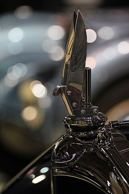 Rétromobile Paris 2012 - Impressionen - Kühlerfigur auf einem Voisin