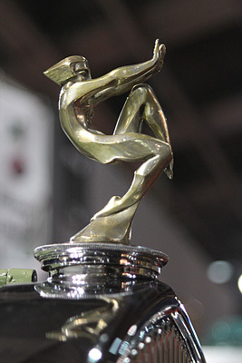 Rétromobile Paris 2012 - Impressionen - Kühlerfigur auf einer Rochet-Schneider 26 Limousine von 1930