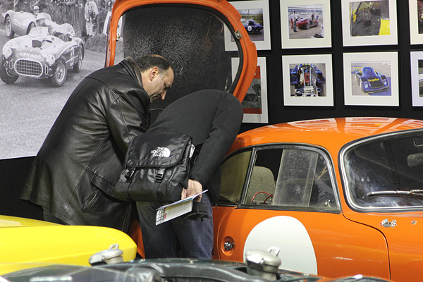 Rétromobile Paris 2012 - Impressionen - ein Matra Djet wird genau inspiziert