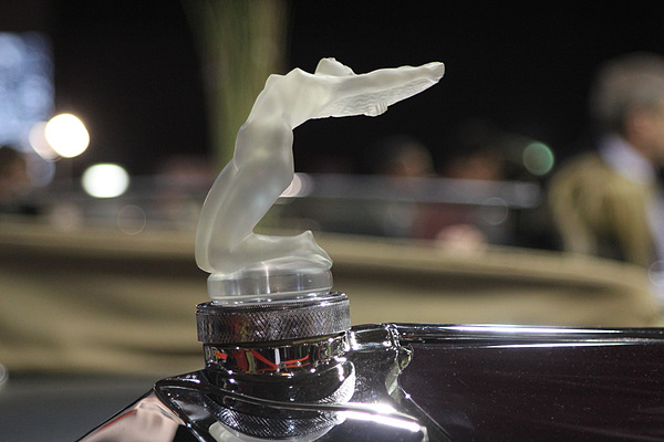 Rétromobile Paris 2012 - Impressionen - kunstvoll gestaltete Dame auf einem Delage