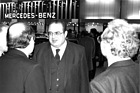 Riccardo Santarelli, Fiat-Suisse-Generaldirektor vor der Leuchreklame der Konurrenz am Genfer Automobilsalon 1985