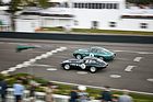 Richard Attwood im Jaguar E-Type FHC (1962) gegen Aston Martin DB4 GT (1960) von Dalglish/Littlejohn - Royal Automobile Club TT Celebration (RAC TT) - Goodwood Revival 2015