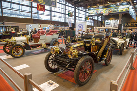Bild Richard-Brasier Type H (1903) - neben anderen frühen Automobilen der Teuf-Teuf-Generation - Rétromobile Paris 2016