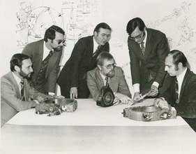 Richard van Basshuysen und sein Team (Mitte, sitzend) begutachten Teile des KKM 871. Sie entwickelten den Motor zur Serienreife und empfahlen, ihn nicht zu produzieren. Später entstanden unter van Basshuysen die Audi TDI-Motoren