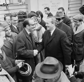 Richard von Frankenberg (links) gratuliert und entschuldigt sich bei Colin Chapman