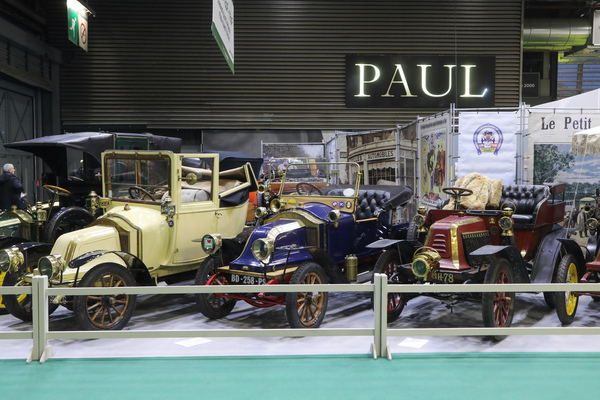Richtig alte Autos haben traditionell ihren Platz hier - Rétromobile Paris 2024