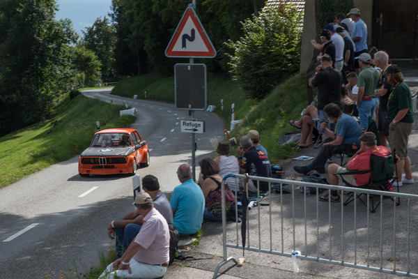 Richtig viele Fans strömten an die Strecke und begeisterten die Fahrer mit ihren Wellen.