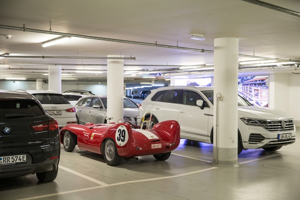 Richtige Autos finden immer eine Parklücke, ...