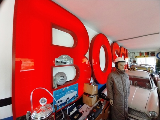 Riesige Bosch-Leuchtreklame an der Wand – Zu Besuch in der Sammlung Hilker