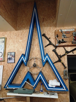 Riesige Leuchtreklame für Magirus – Zu Besuch in der Sammlung Hilker