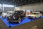 Bild: Riesiger Chrysler Airflow und zierlicher Ford Lotus Cortina - Swiss Retromecanika 2025