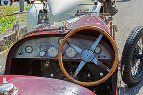 Riesiges Lenkrad im Amilcar – Ecurie Anges Bleus im Boxenstop Tübingen 2025