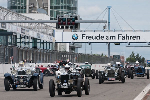 Bild: Riley 12/4 Special (1932) in der Mitte des Startfelds der Vorkriegsfahrzeuge - ADAC Eifelrennen 2013
