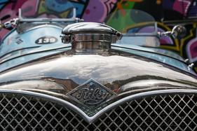 Riley Kühlerdeckel – Ecurie Anges Bleus im Boxenstop Tübingen 2025