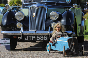 Riley RME Limousine (1953) - hoffentlich sieht der Fahrer das Accessoire vor dem Losfahren - 21. Classic-Gala Schwetzingen 2025