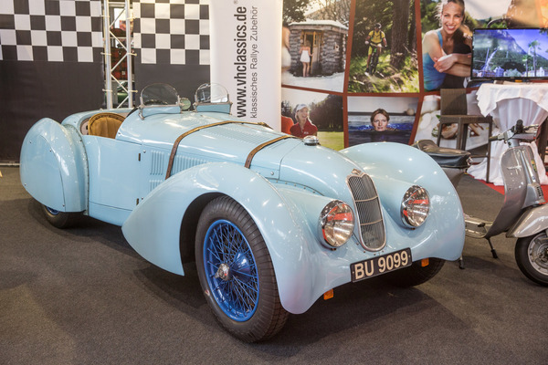 Riley mit besonders elegantem (rundlichen) Kleid - Retro Classics Stuttgart 2020