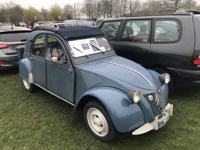 Rillen in der Motorhaube sind auch ein Merkmal älterer 2CV-Jahrgänge - A-Markt 2019