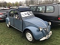 Rillen in der Motorhaube sind auch ein Merkmal älterer 2CV-Jahrgänge - A-Markt 2019