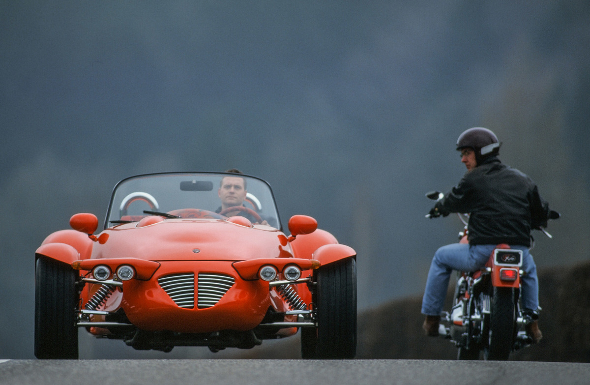 Rinspeed SC-R (1995) - ziemlich flach, das zeigt der Vergleich mit dem Harley-Fahrer