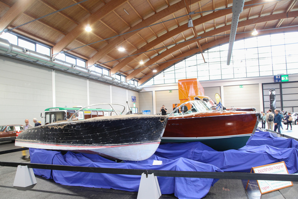 Riva-Boot einmal neuwertig, einmal als Restaurierungsobjekt - Motorworld Classics Bodensee 2022