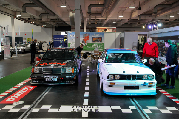 Rivalen in der DTM und auf der Carrera-Autorennbahn - Mercedes-Benz 190E 2.5-16 und BMW M3 - Bremen Classic Motorshow 2020