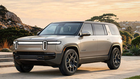 Rivian R1S Quad Pebble Beach (2026) - Lot 127 an der Broad Arrow Monterey Jet Center Auction 2025