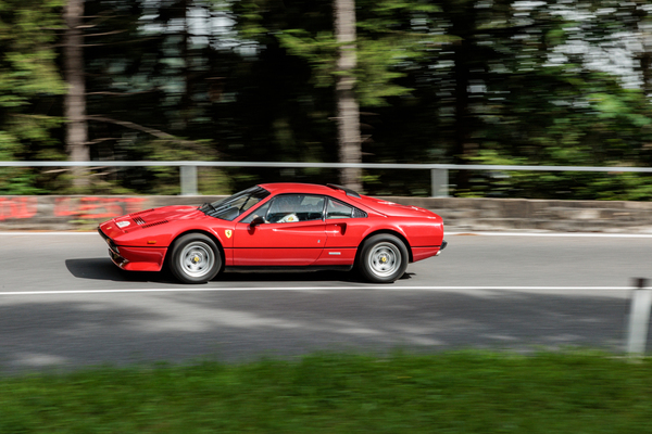 Rodolfo Fopp und Yolanda Kuhn-Burri im Ferrari 308 Quattrovalvole