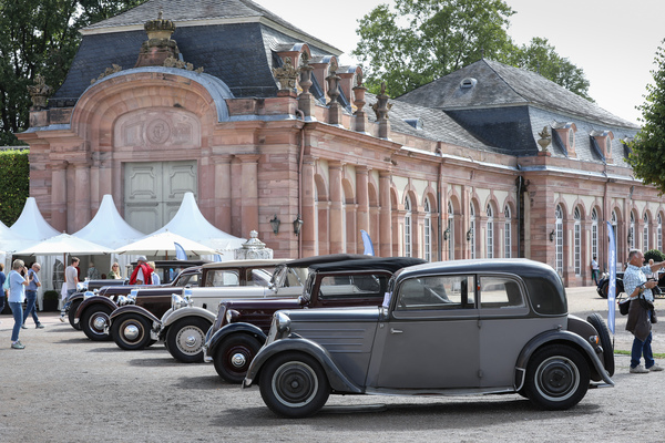 Röhr Junior und Röhr 8 vor dem Schloss - 18. ASC-Classic-Gala Schwetzingen 2022