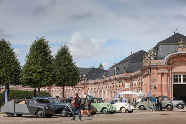 Bild Röhr Junior und Röhr 8 vor dem Schloss - 18. ASC-Classic-Gala Schwetzingen 2022
