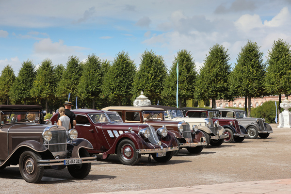 Röhr-Modelle 8 und Junior aufgereiht im Eingangsbereich - 18. ASC-Classic-Gala Schwetzingen 2022